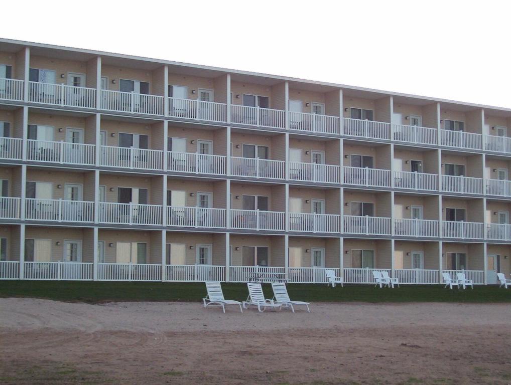 Mackinaw Beach and Bay Inn & Suites Main image 1